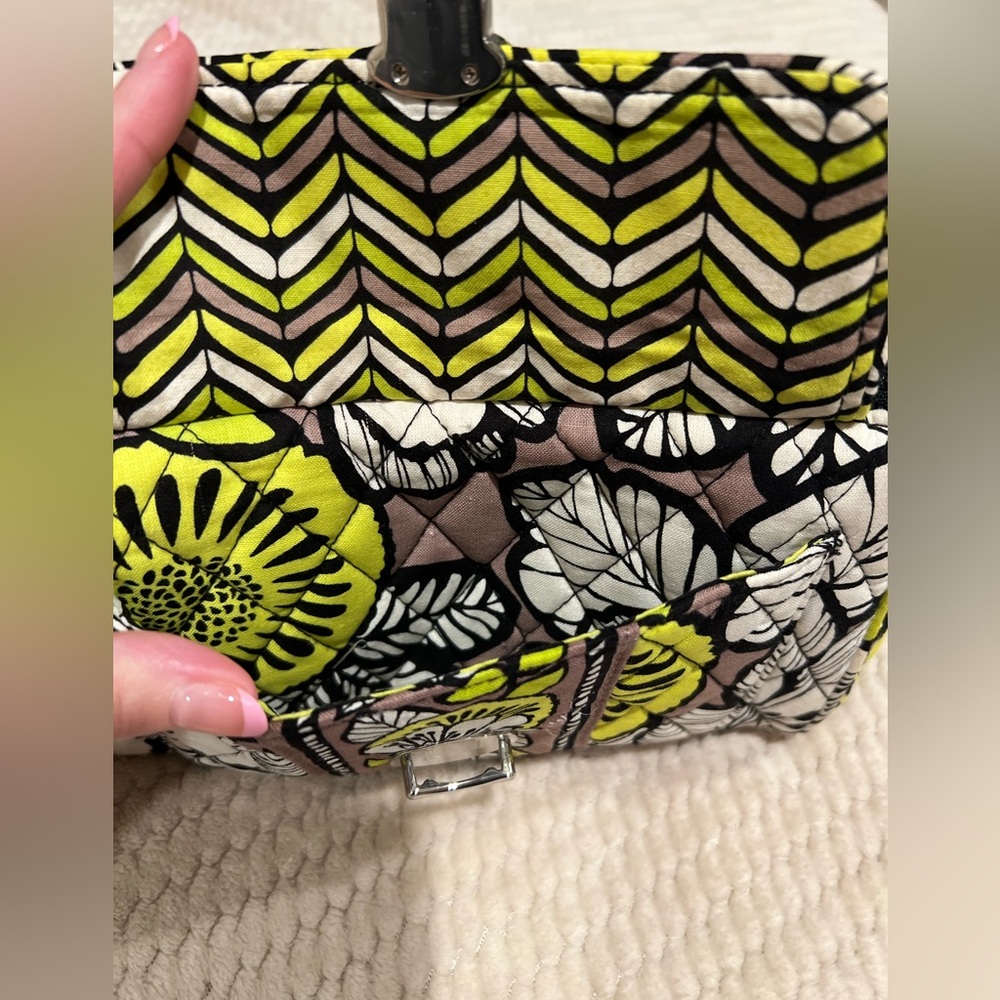 💚🖤𝑽𝑬𝑹𝑨 𝑩𝑹𝑨𝑫𝑳𝑬𝒀💛🖤 Pushlock Wristlet - Picture 4 of 10